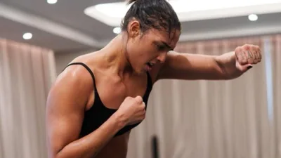Alice Pereira detalha treino da joelhada voadora que marcou estreia no UFC