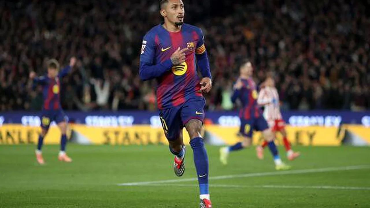 Jogadores de Barcelona e Atlético Madrid disputando bola em campo durante partida da La Liga