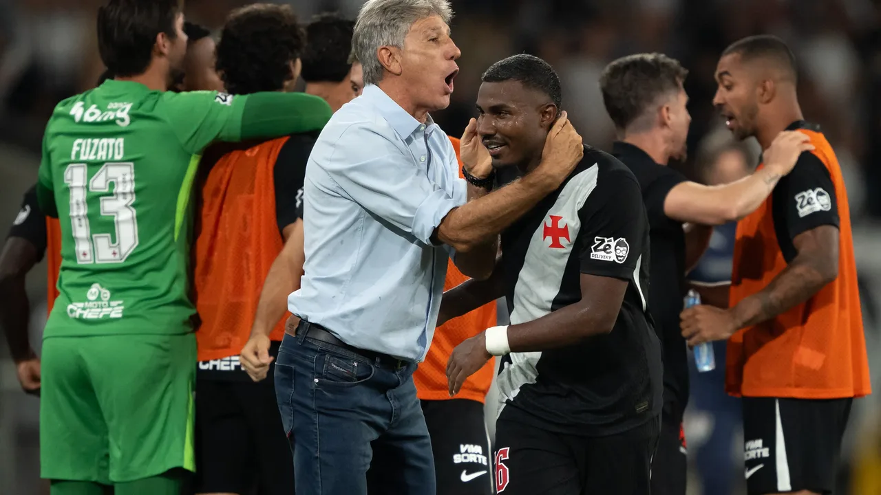 Renato Gaúcho comandando treino do Vasco em São Januário com jogadores em exercício tático defensivo