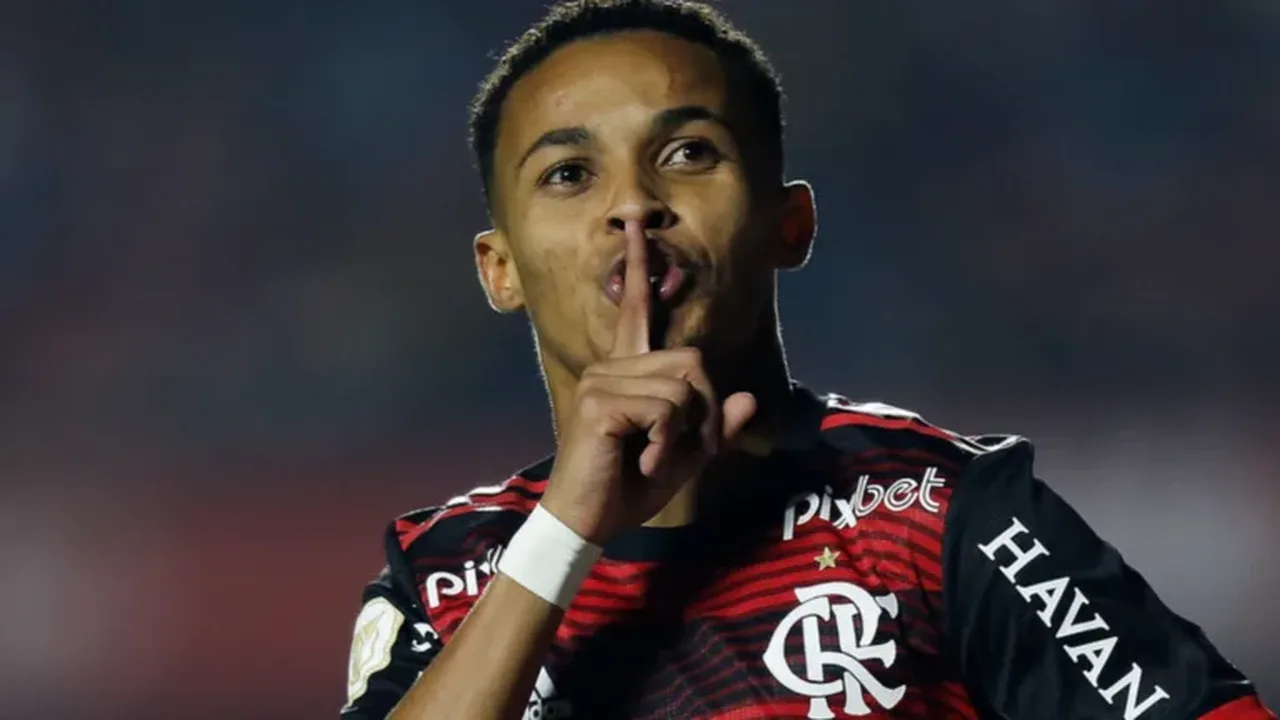Dirigentes do Flamengo analisando documentos contratuais em escritório, representando cobrança de dívidas internacionais