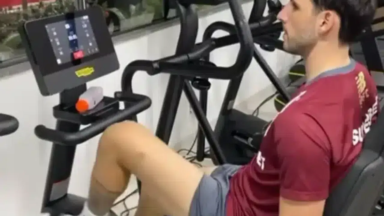 Jonathan Calleri disputando jogada aérea durante São Paulo x Cruzeiro no Brasileirão