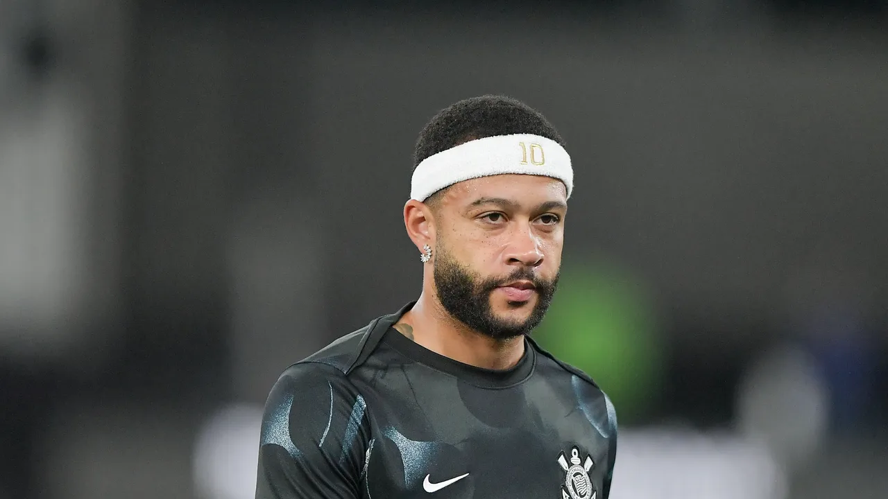 Memphis Depay durante partida pelo Corinthians na Neo Química Arena