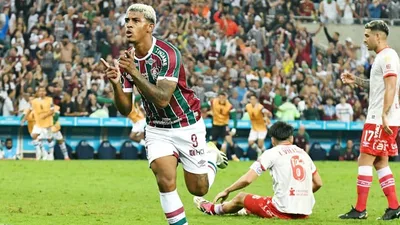 John Kennedy vira problema de dependência tática no Fluminense