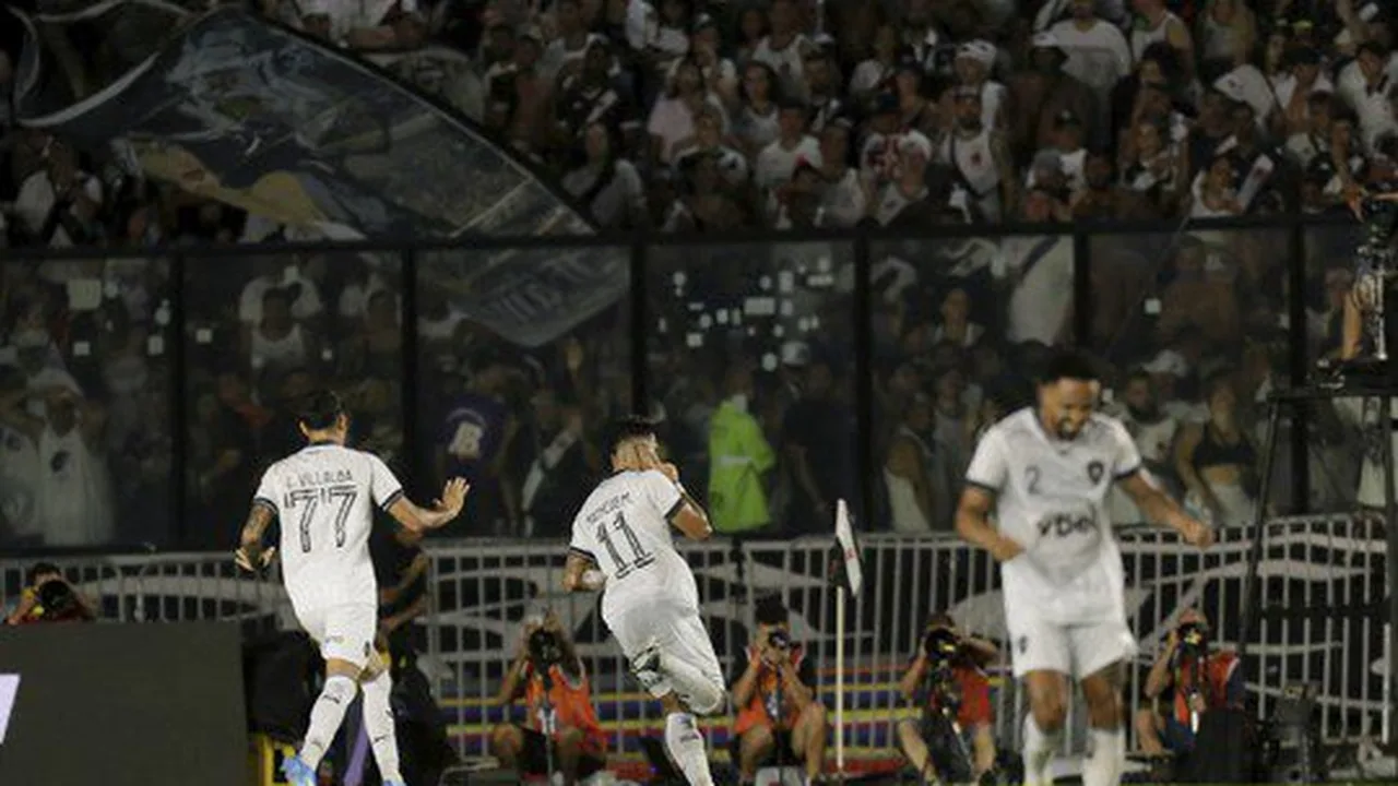 Jogadores do Botafogo comemoram gol da virada em São Januário contra o Vasco