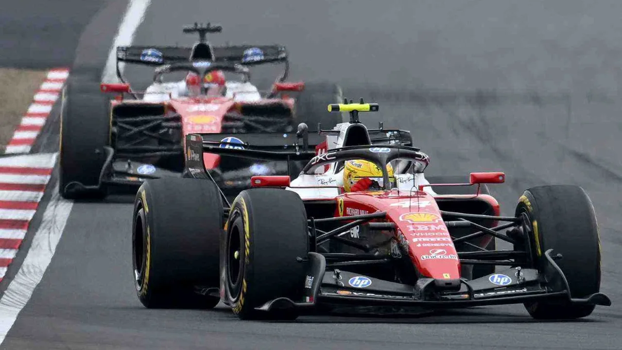 Lewis Hamilton celebrando no pódio do GP da China com uniforme da Ferrari segurando troféu de terceiro lugar