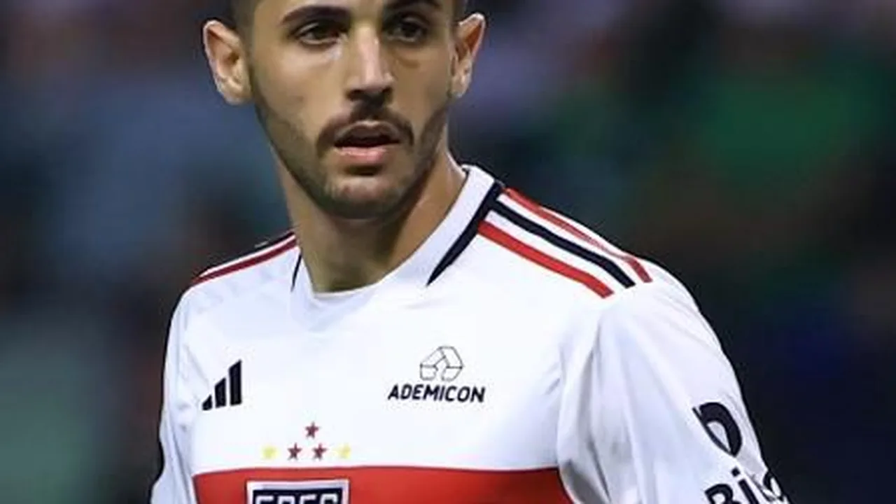 Jogadores do São Paulo comemorando gol durante partida no Morumbis com Roger Machado ao fundo