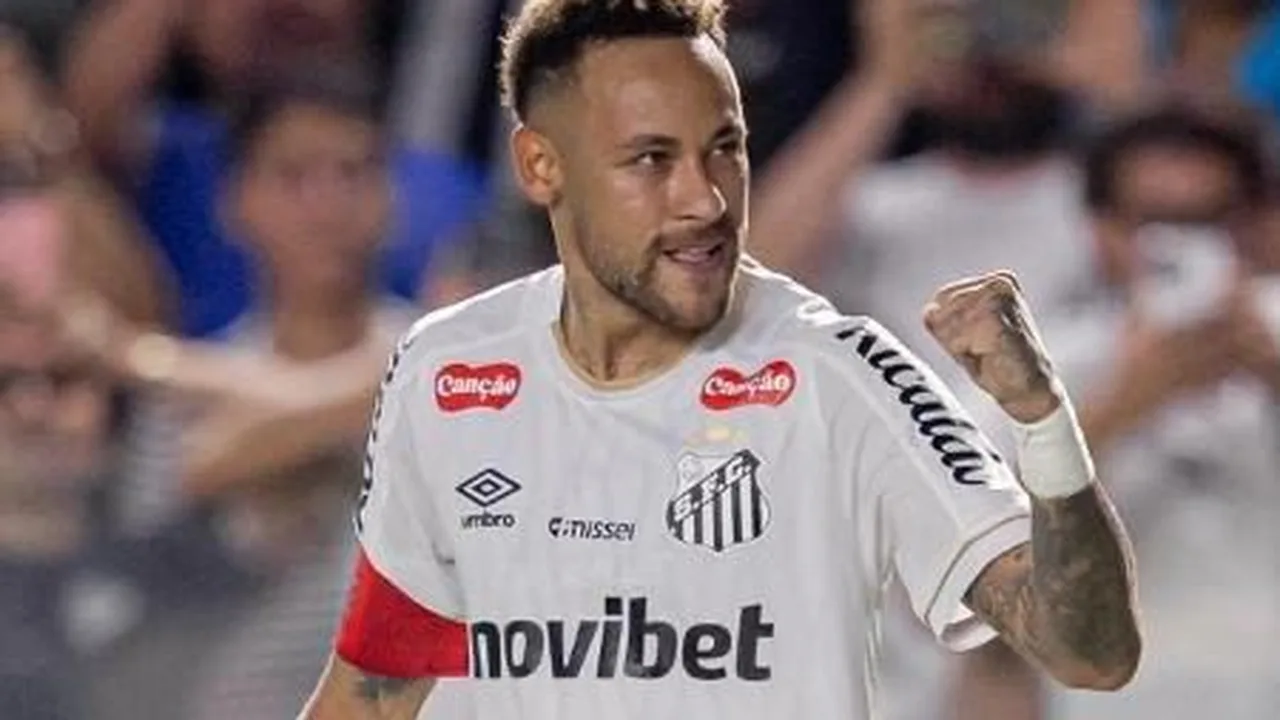 Neymar treinando no CT do Santos com bola nos pés durante preparação para jogo contra o Remo