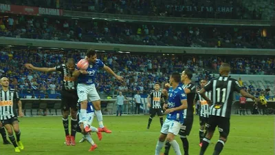 VAR anula gol de Serna e expõe inconsistência nos critérios de impedimento