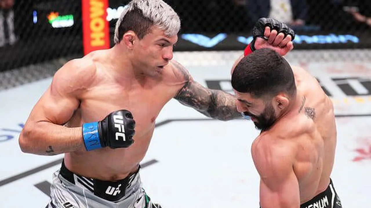 Lutador aplicando golpe certeiro no corpo do adversário durante combate de MMA no octógono do UFC