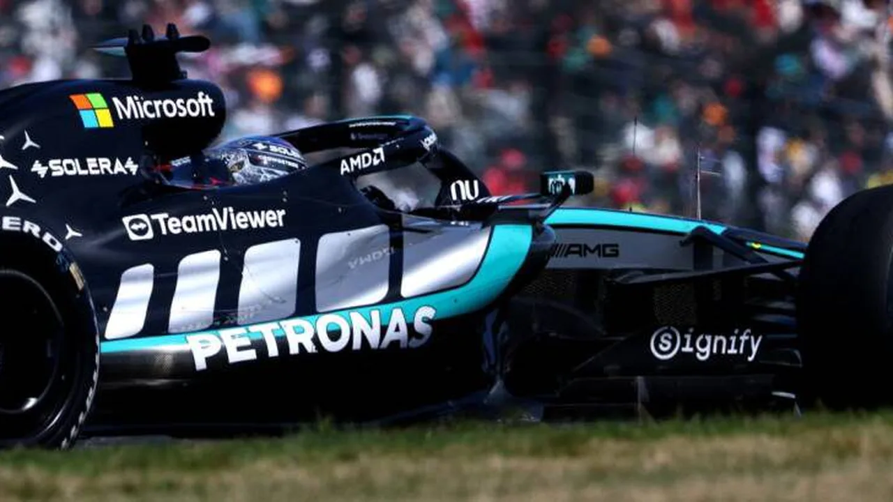 Lewis Hamilton no pódio com Ferrari enquanto Mercedes celebra pole position no paddock da Fórmula 1