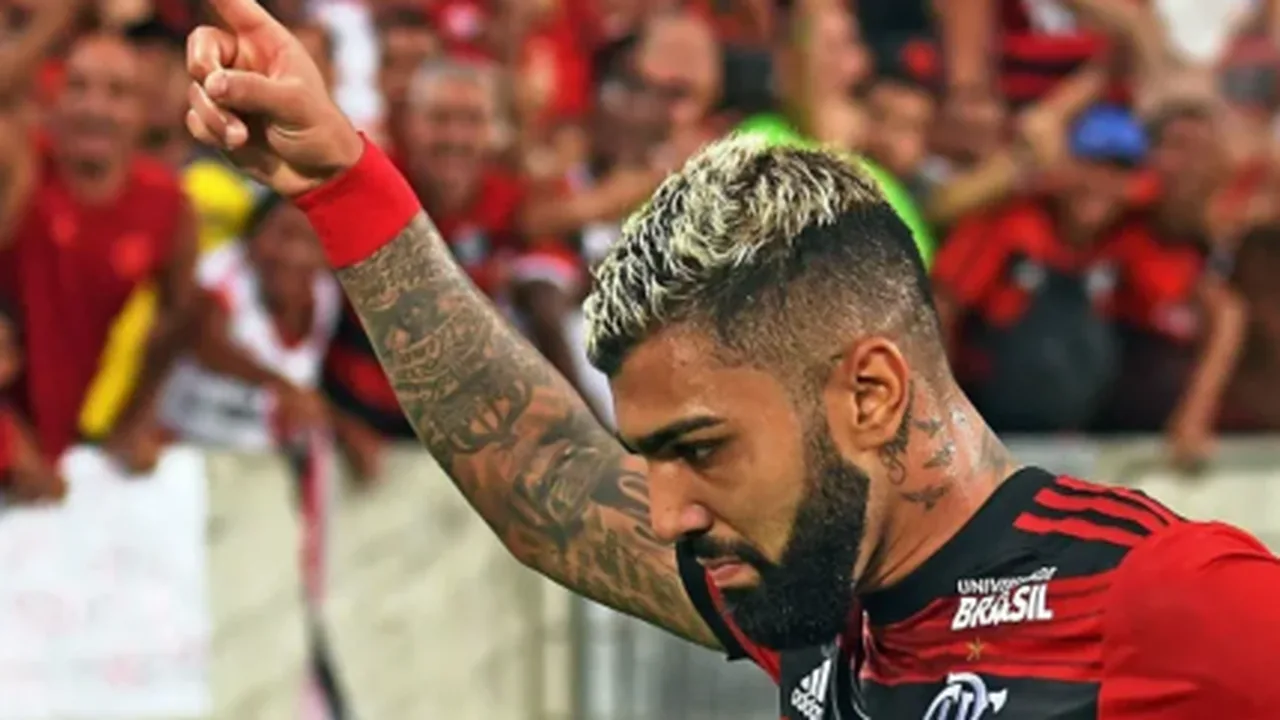 Gabriel Barbosa em campo pelo Flamengo durante partida no Maracanã com expressão de insatisfação