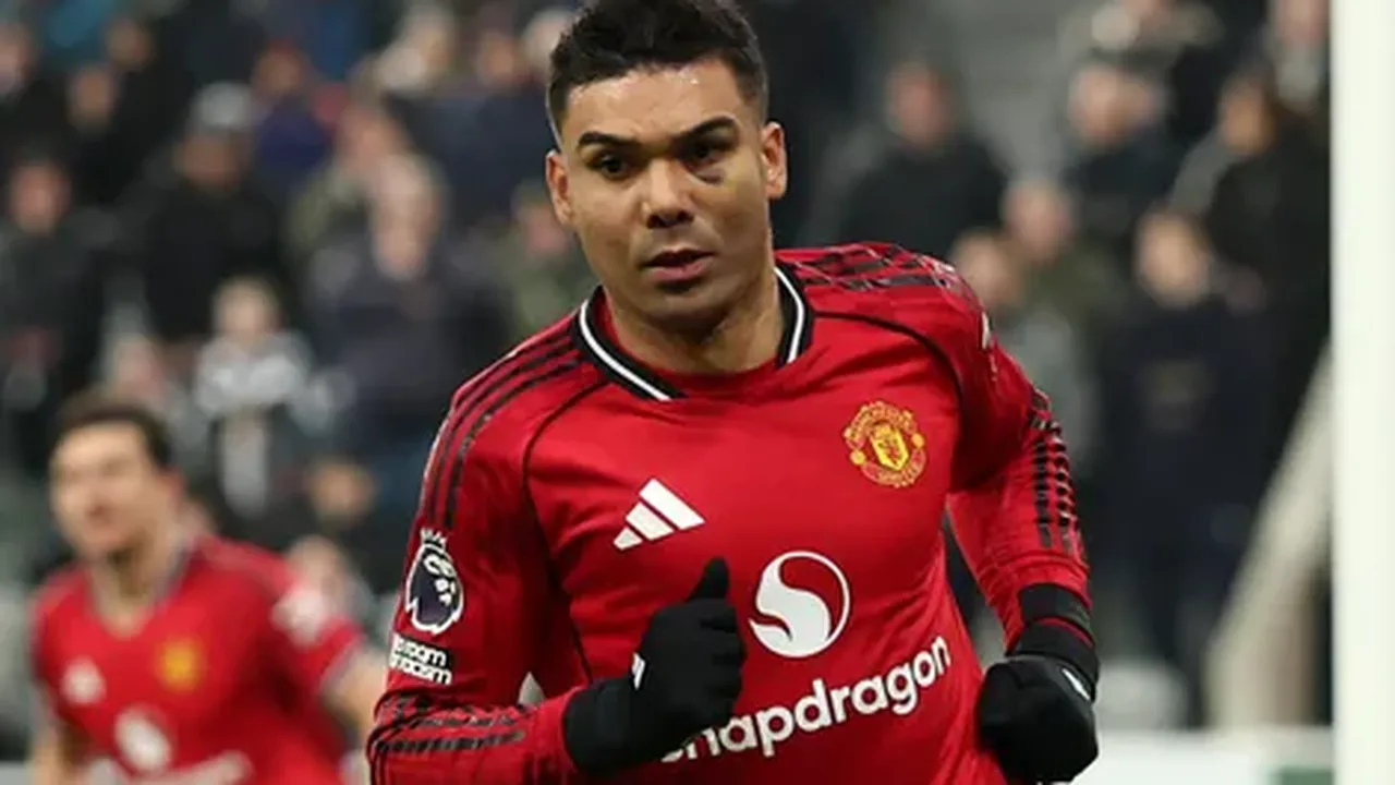 Casemiro em ação pelo Manchester United durante partida da Premier League