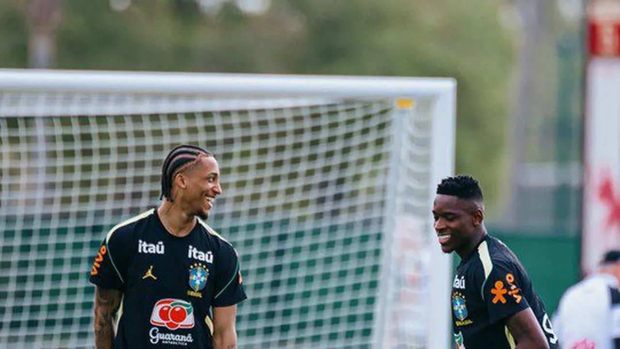 Ancelotti comandando treino da Seleção Brasileira em Orlando com jogadores durante preparação tática