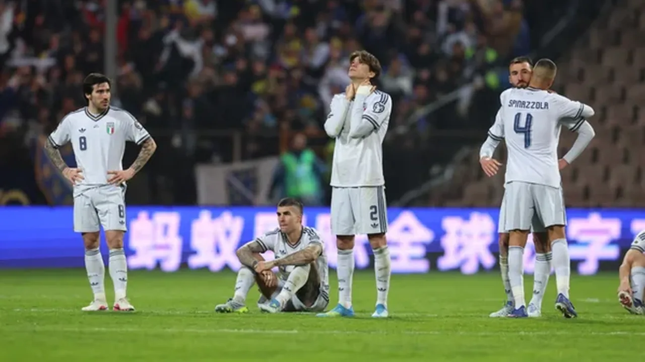 Torcedores italianos em silêncio após eliminação da seleção nas eliminatórias da Copa do Mundo
