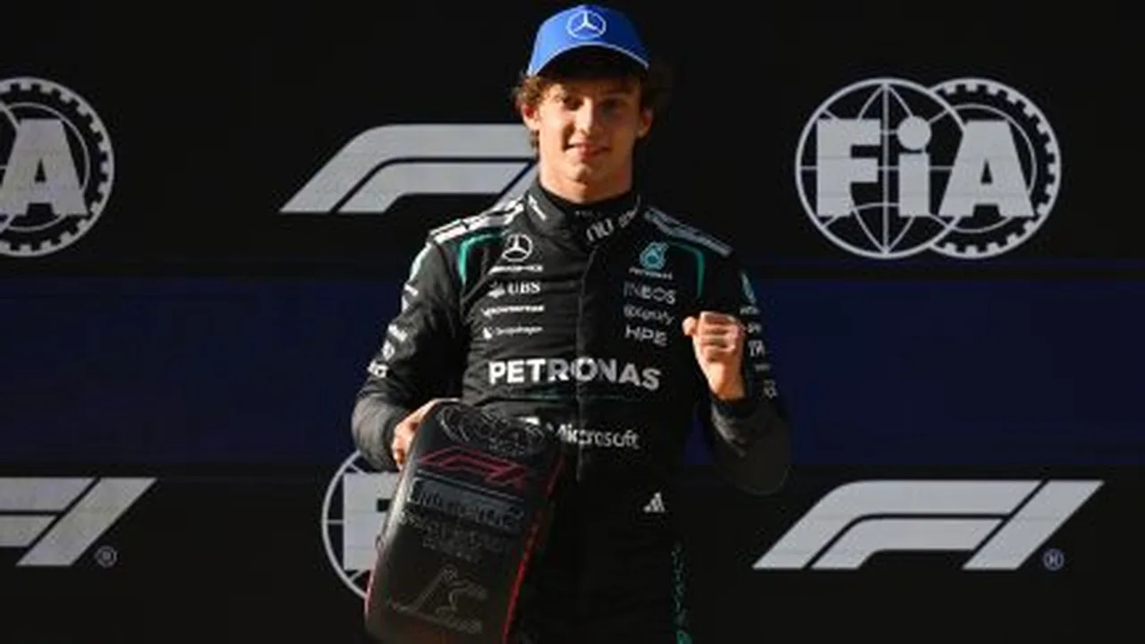 Kimi Antonelli celebra pole position mais jovem da história da F1 no cockpit da Mercedes