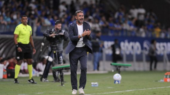 Artur Jorge muda sistema tático e Cruzeiro goleia Vitória por 3 a 0