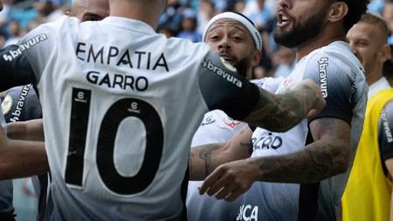 Dorival Júnior observa treino do Corinthians no CT Joaquim Grava em meio à pressão por resultados