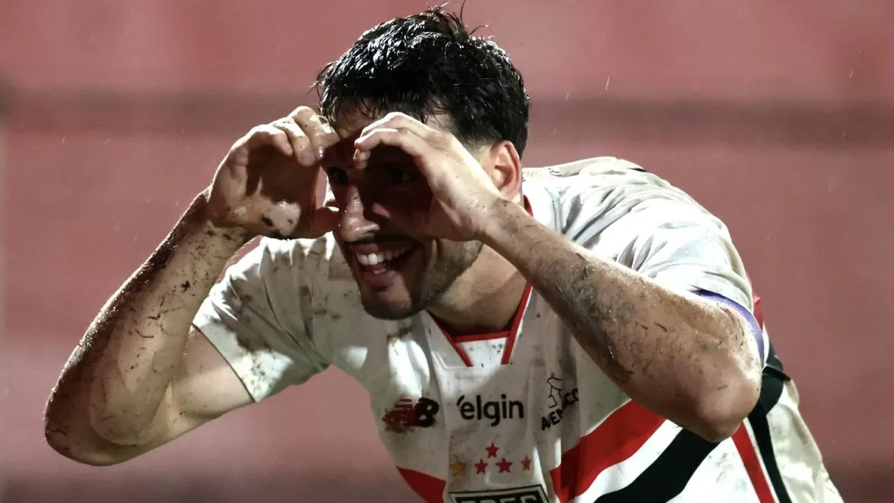 Bellão comandando treino do Botafogo em General Severiano com jogadores cabisbaixos após derrota