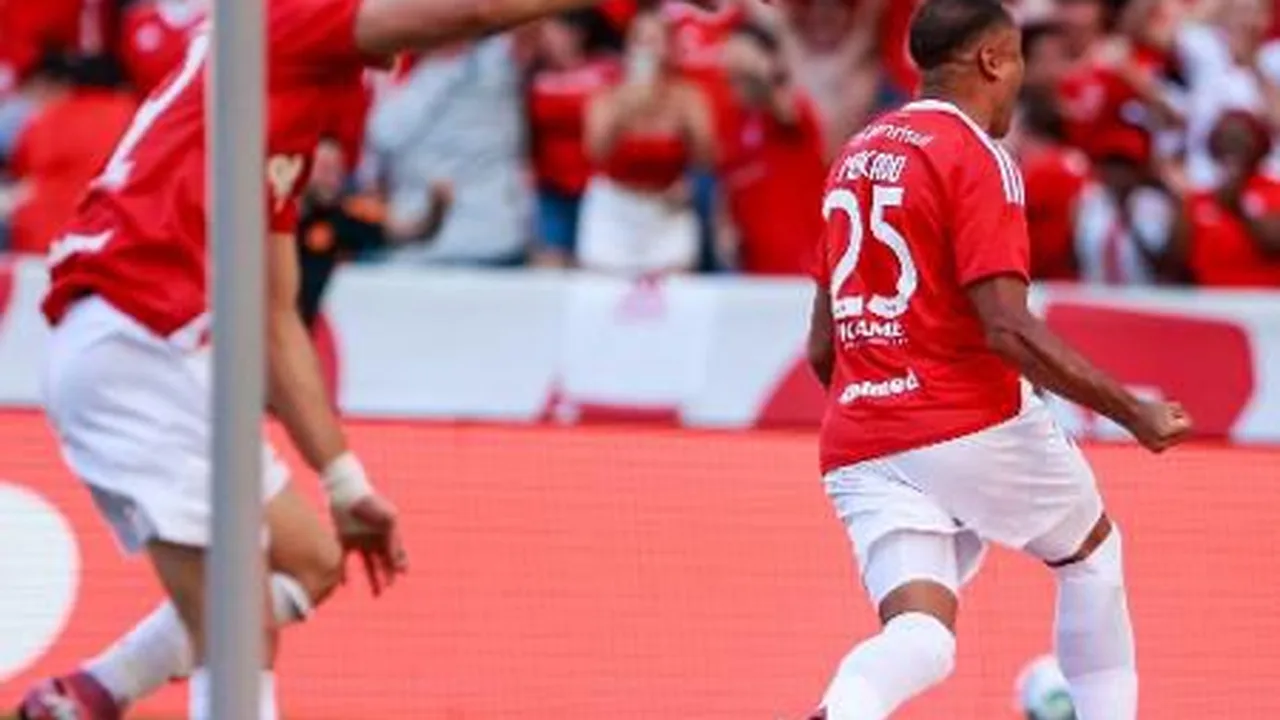 Walter comemorando gol da classificação do Inter na Libertadores com dança viral no Beira-Rio lotado