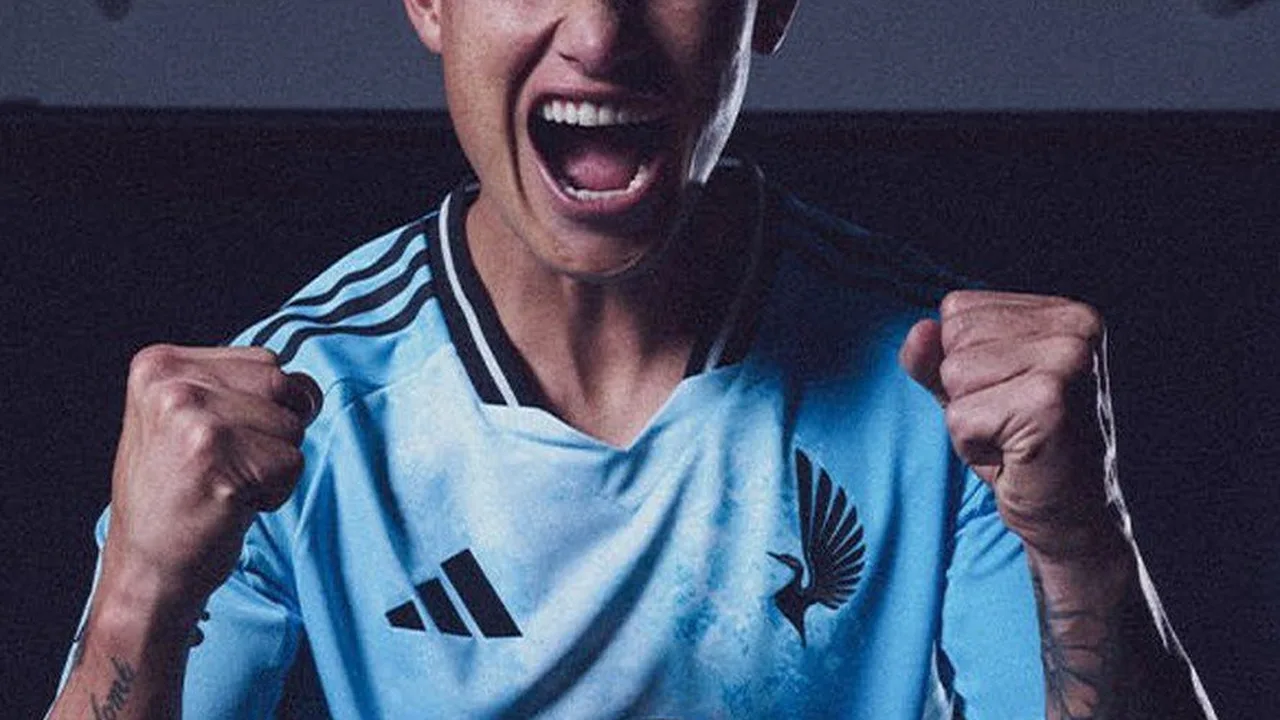 James Rodríguez celebrando com a camisa da seleção colombiana durante as Eliminatórias para a Copa do Mundo 2026