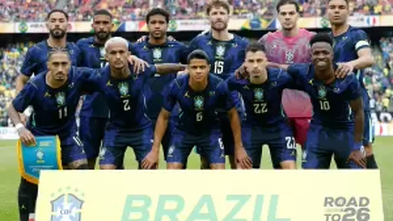 Zico analisando jogo da Seleção Brasileira durante transmissão televisiva com microfone da ESPN