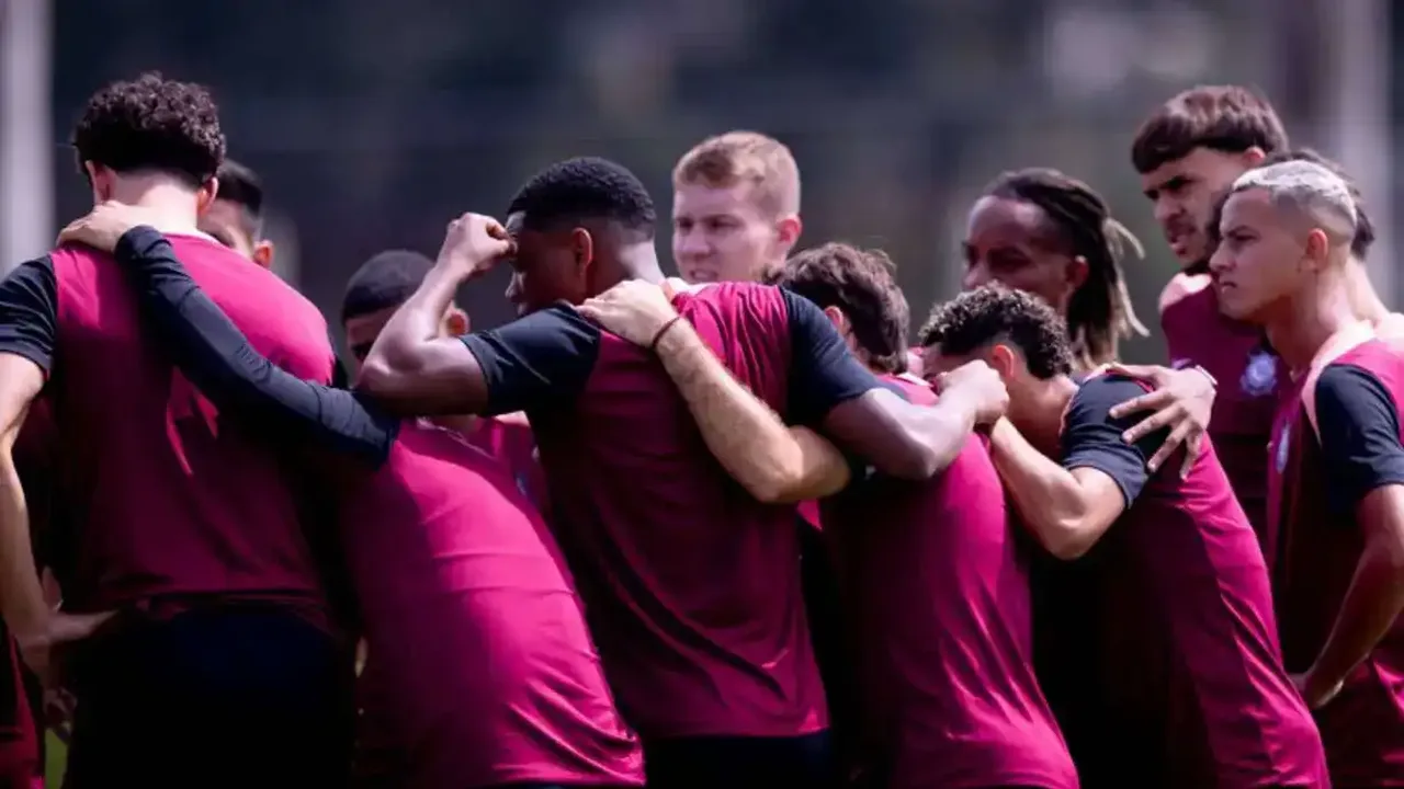 Dorival Júnior orienta jovens jogadores do Corinthians durante treino no CT Dr. Joaquim Grava
