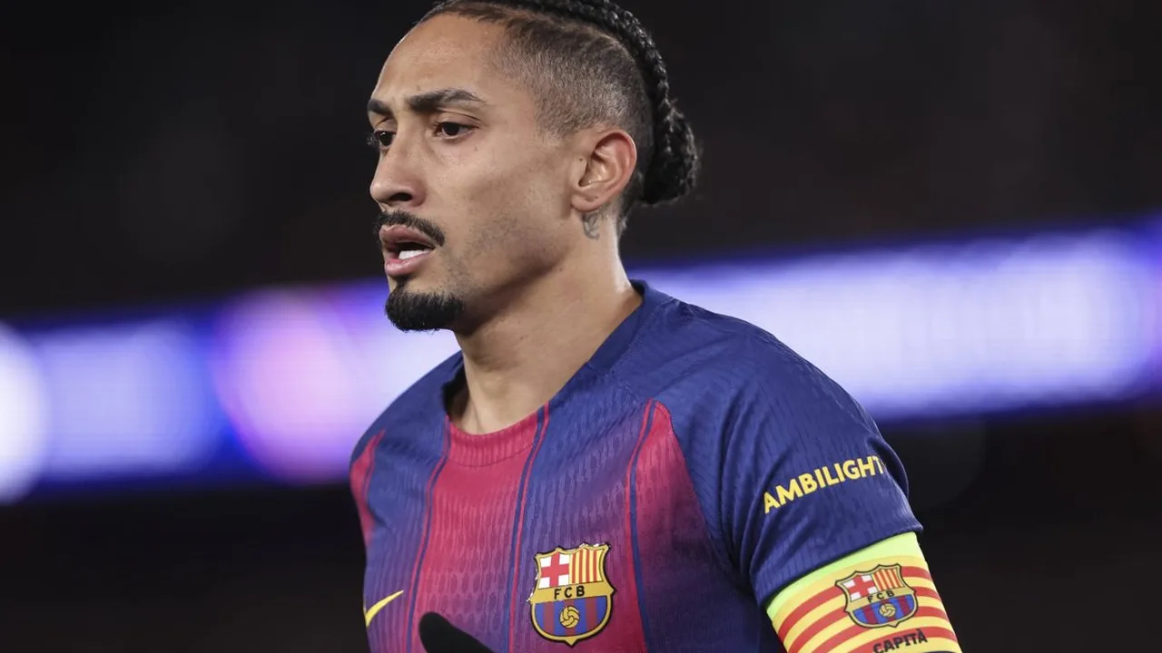 Raphinha em ação pelo Barcelona durante partida de LaLiga no Camp Nou