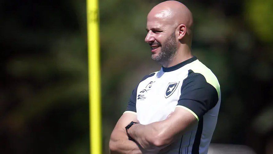 Botafogo aposta na juventude — técnico português de 38 anos assume comando