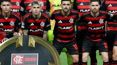 O Manto Sagrado e o Galinho Eterno — Flamengo Entre Memória e Metamorfose