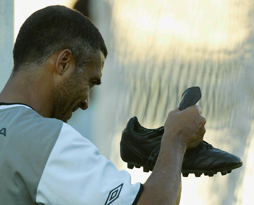 Romário e suas chuteiras pretas — quando o presidente baixinho dita as regras do jogo