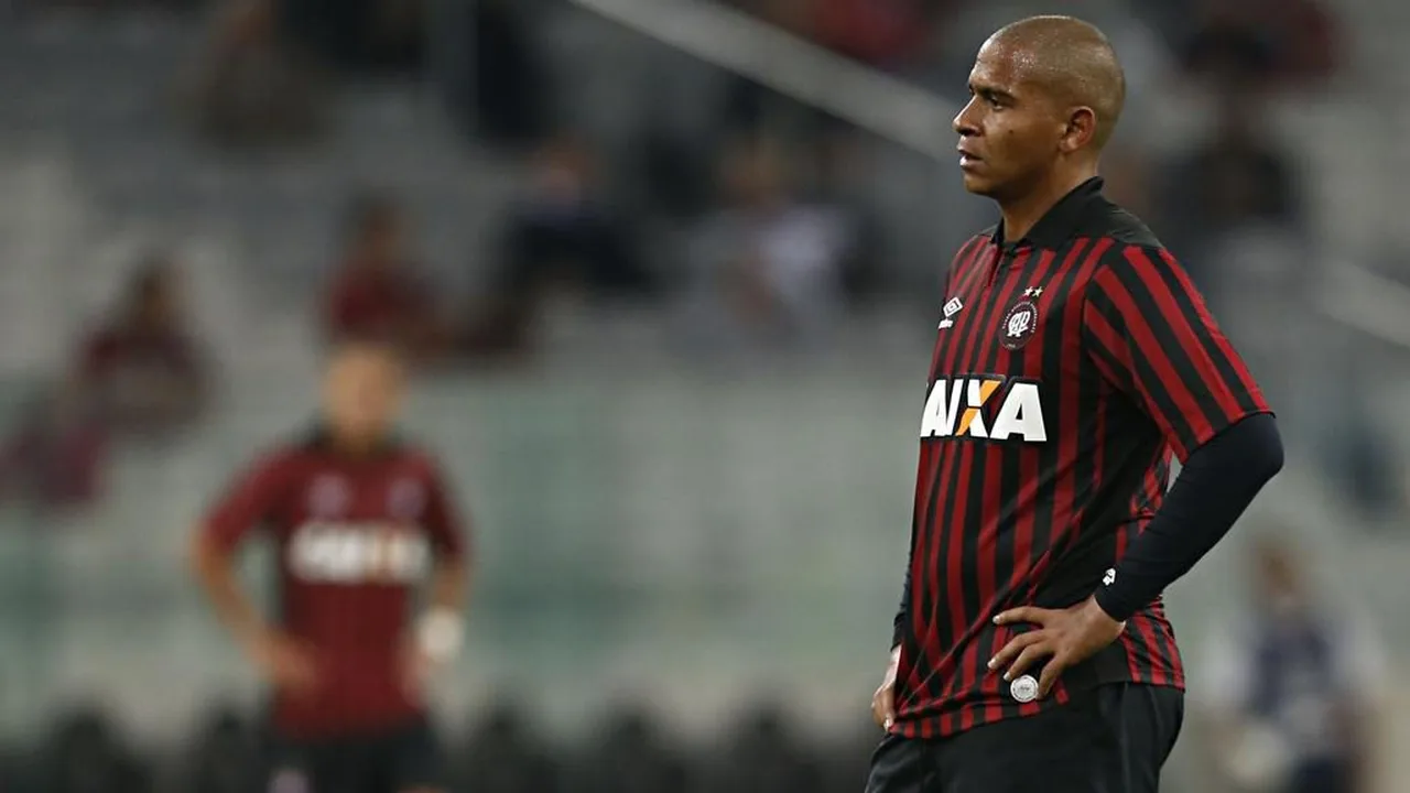 Walter comemora gol da classificação do Internacional contra o Banfield na Libertadores no Beira-Rio