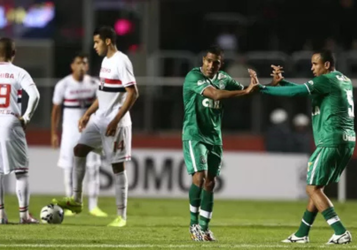 Chapecoense sofre com casa vazia e Vitória aproveita vantagem na Série B