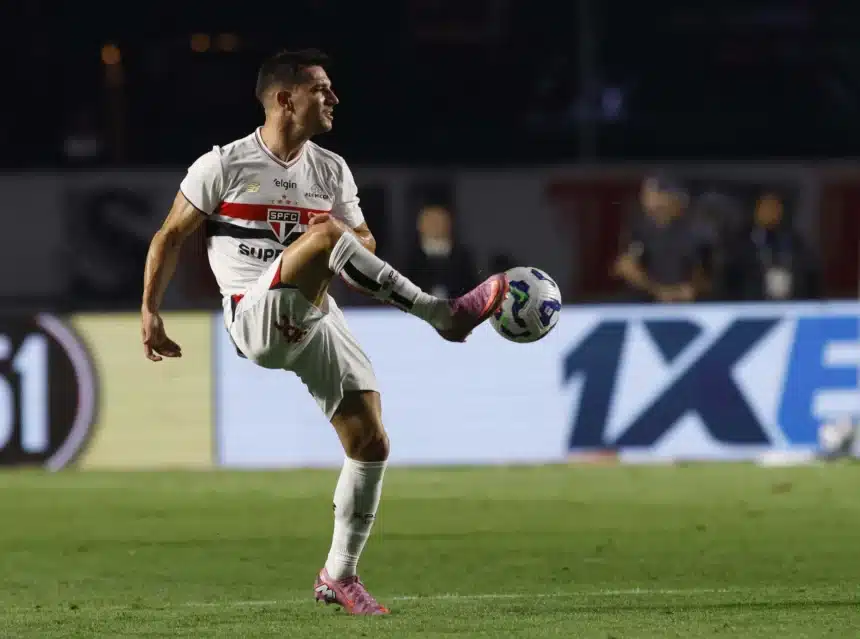 Estratégias opostas na gestão de elenco Altitude expõe diferenças táticas entre