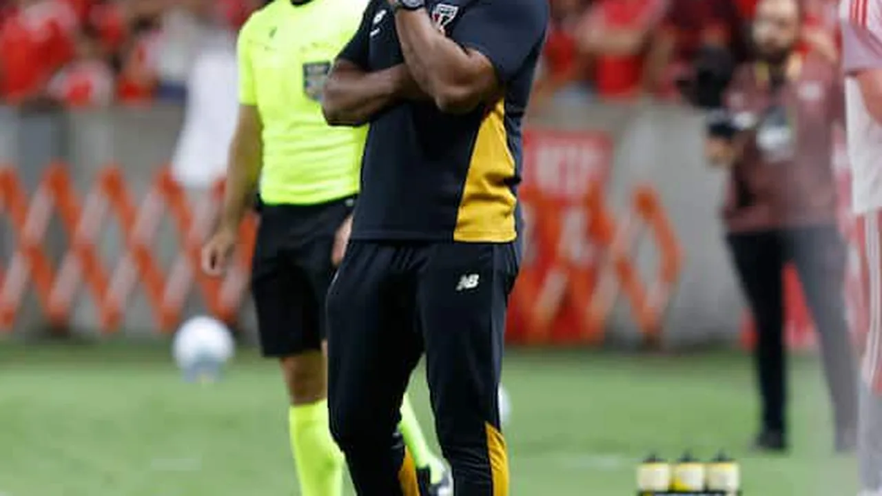 Roger Machado orientando jogadores do São Paulo durante partida no MorumBis