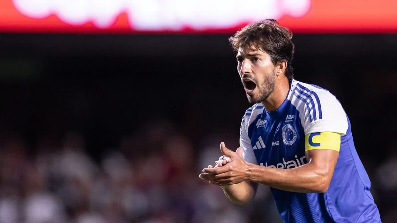 Lucas Silva do Cruzeiro durante partida oficial vestindo camisa celeste em campo