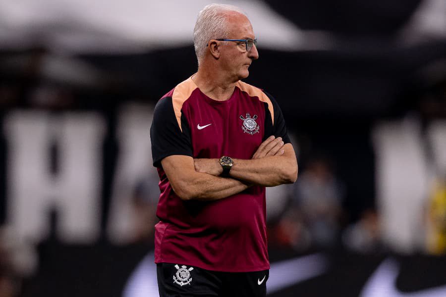 Dorival assume responsabilidade pela sequência negativa Expulsão por gesto obsce