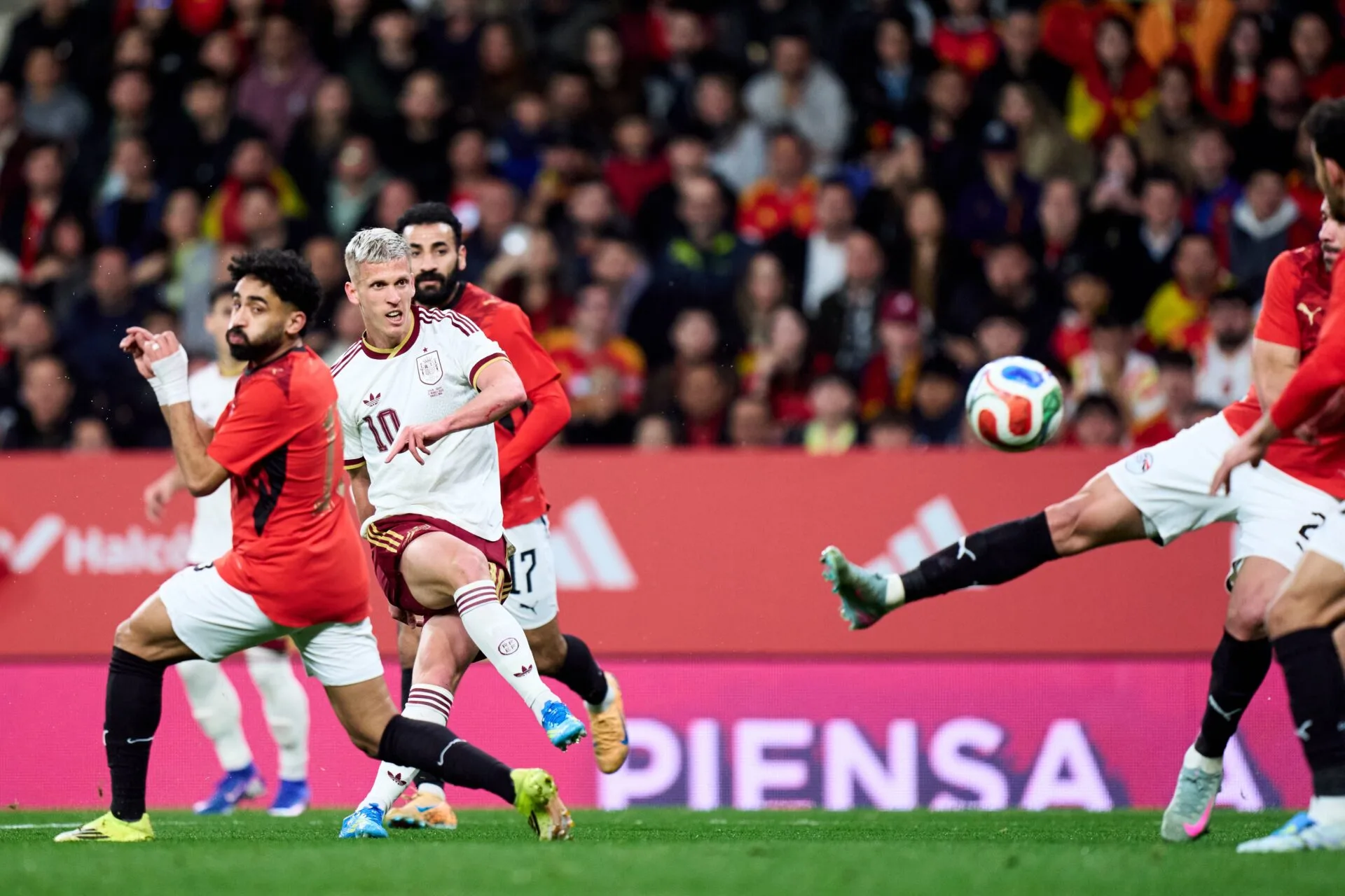 Cânticos islamofóbicos marcam Espanha x Egito e geram investigação policial