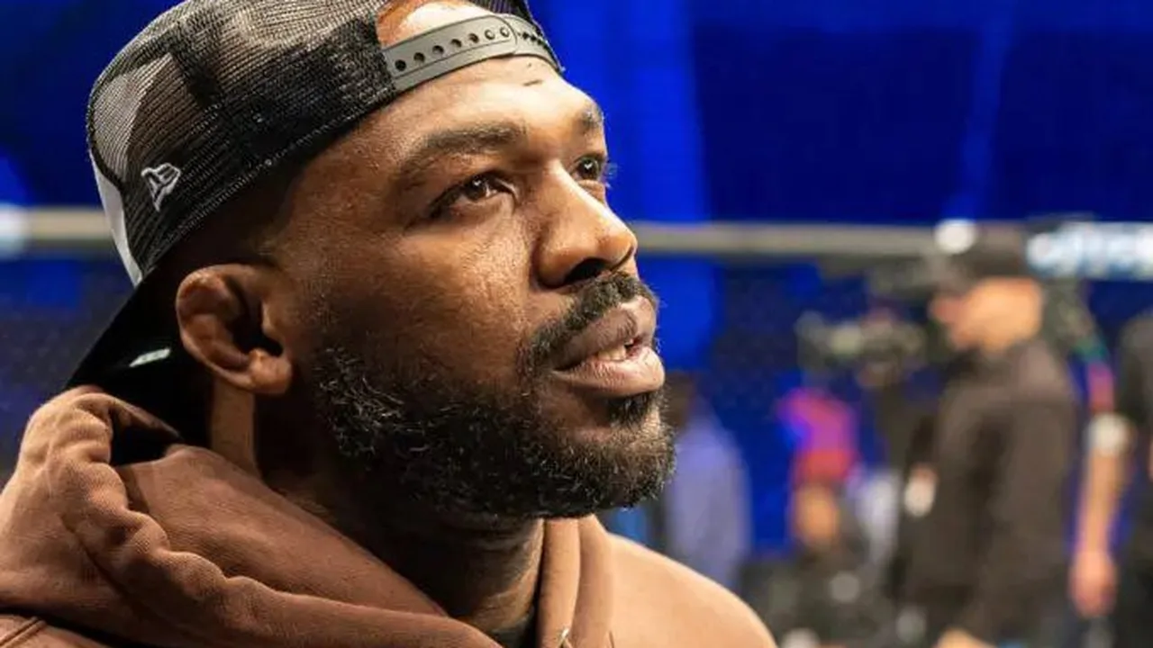 Jon Jones em confronto de octógono durante luta pelo cinturão dos pesados no UFC
