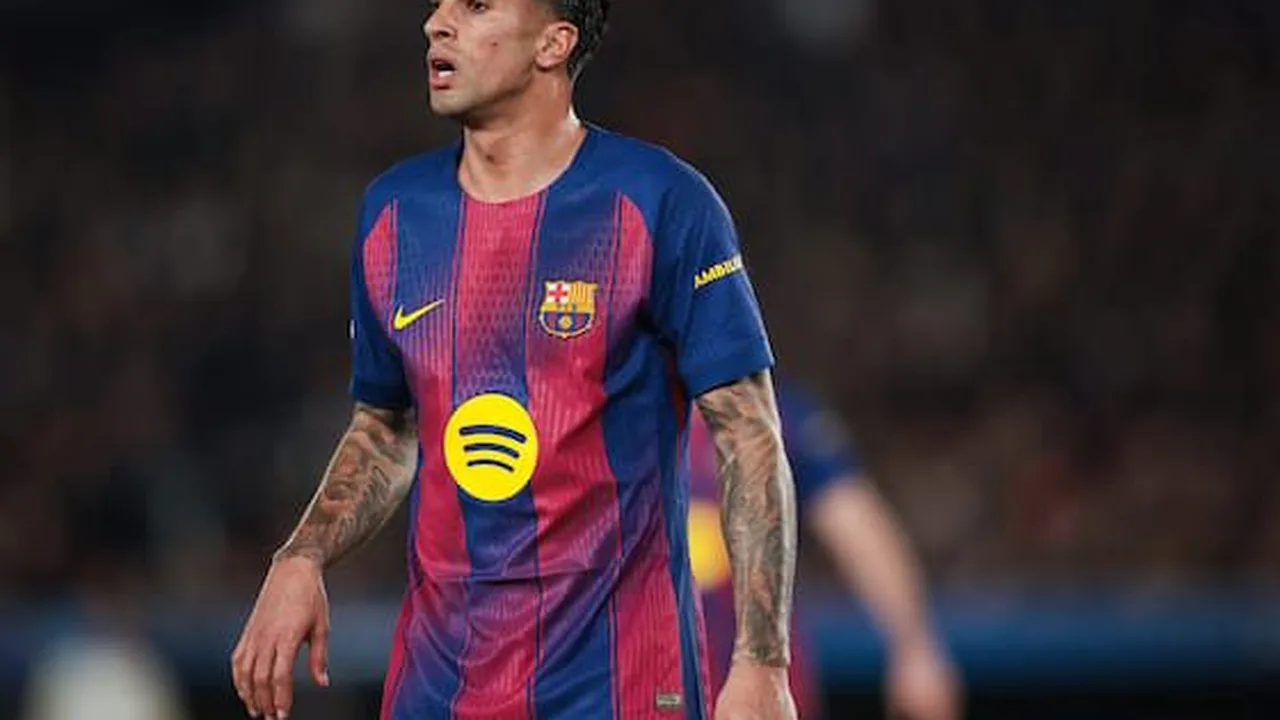 João Cancelo em ação pelo Barcelona contra Samuel Lino do Atlético de Madrid na Champions League