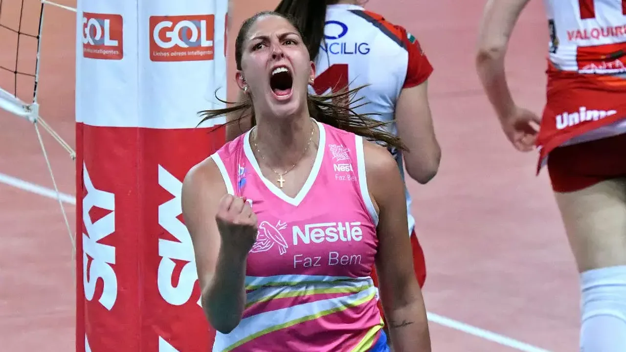 Ana Beatriz Corrêa atacando na posição de central durante partida da seleção brasileira de vôlei feminino