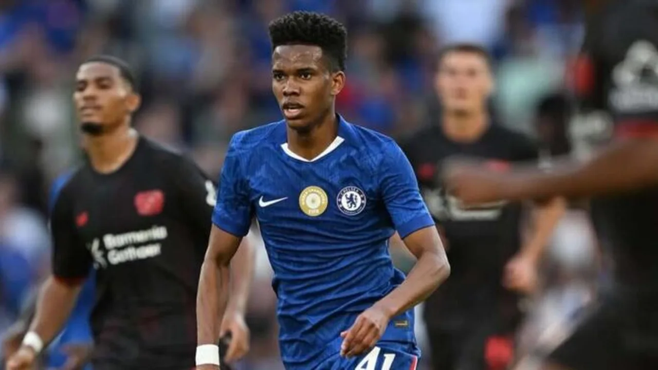 Estêvão comemorando gol pelo Chelsea em Stamford Bridge