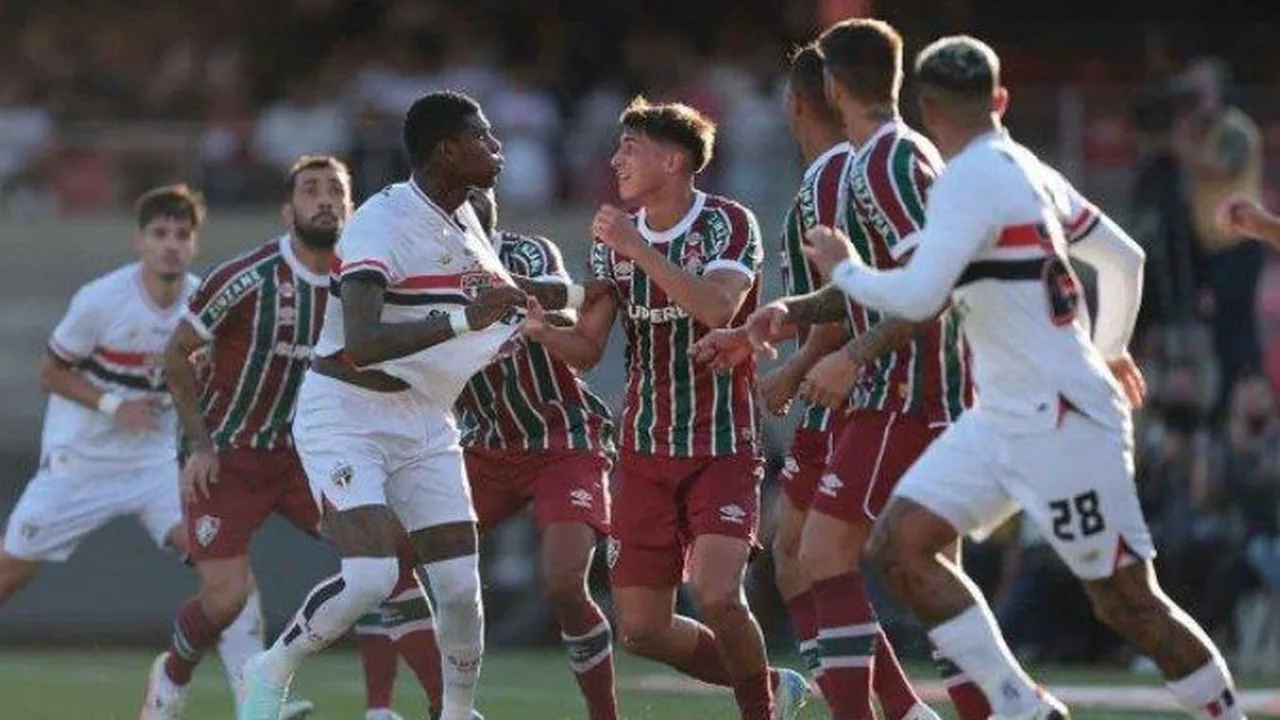 Jogadores do Fluminense contestam decisão do árbitro após gol anulado pelo VAR contra o Coritiba no Brasileirão