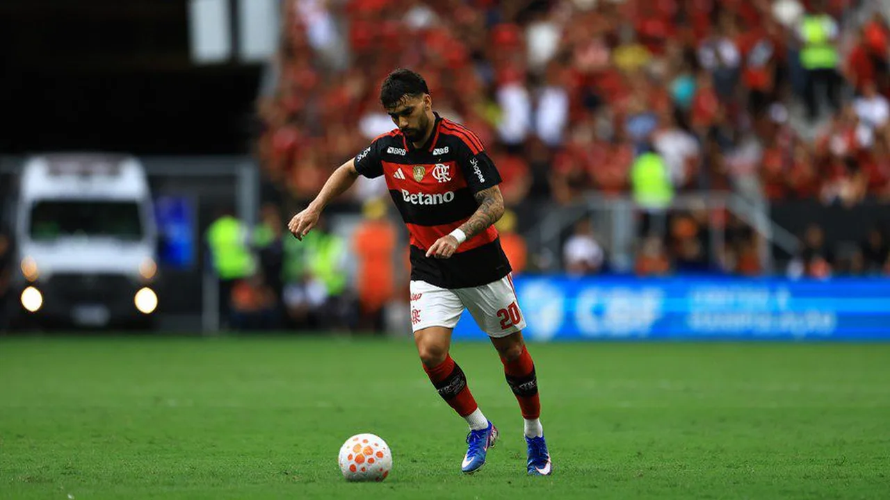 Lucas Paquetá e Raphinha disputam bola durante partida entre West Ham e Leeds United pela FA Cup