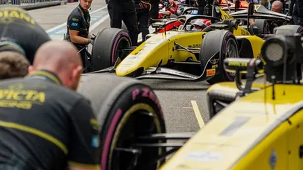 Jovem piloto Emmo Fittipaldi em carro de fórmula durante treino em autódromo brasileiro