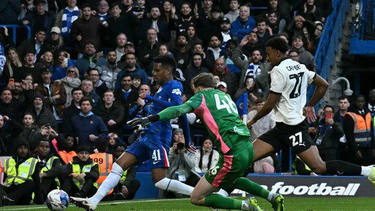 Estêvão comemora gol pelo Chelsea em Stamford Bridge durante partida da Copa da Inglaterra