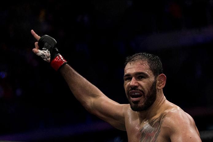 Vantagem tática contra canhotos no octógono Alessandro Costa derruba rival com b