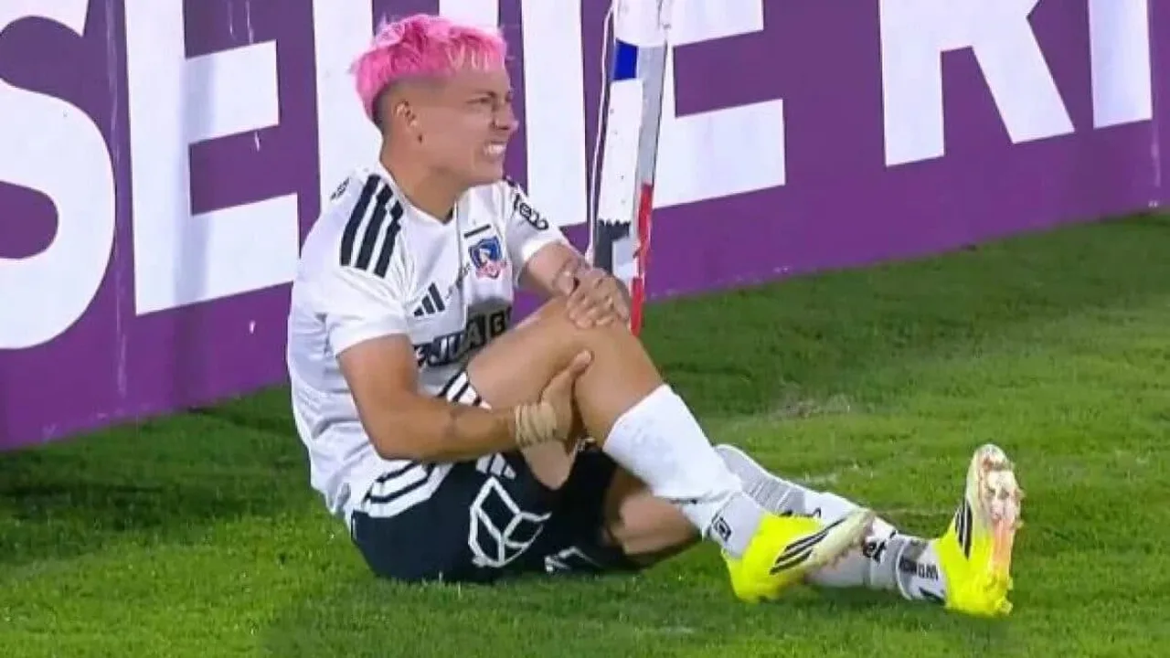 Jogador tentando cavadinha em clássico argentino com goleiro se posicionando para defesa
