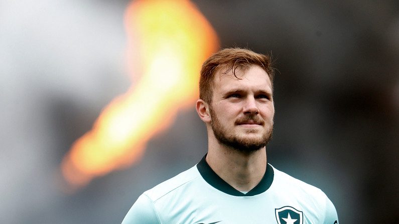 Da reserva no Botafogo ao protagonismo na Inglaterra Lucas Perri vira herói do L