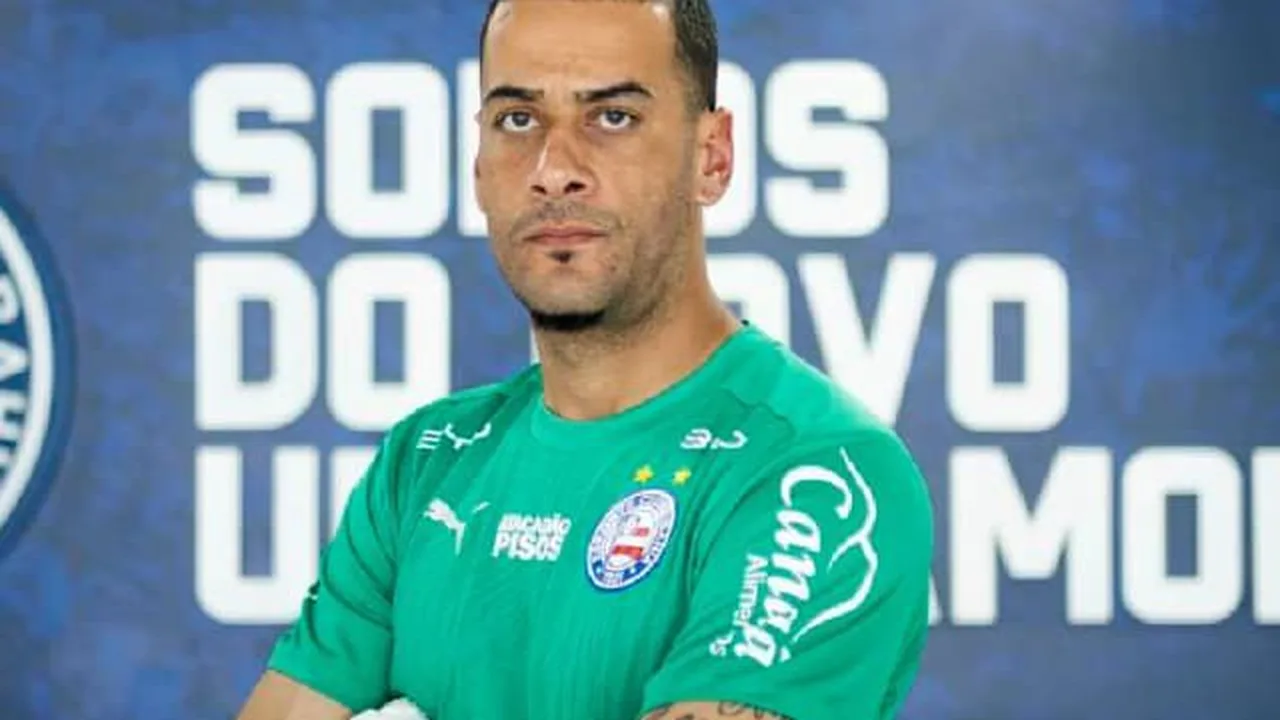 Técnico Fábio Matias comandando treino da Chapecoense na Arena Condá com jogadores em exercício tático