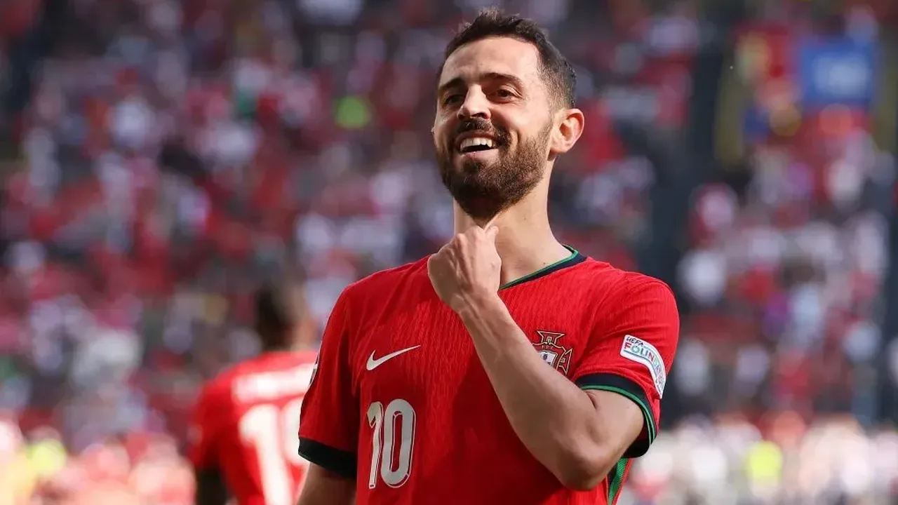 Bernardo Silva em ação pelo Manchester City com escudos de Barcelona, Real Madrid e Atlético ao fundo